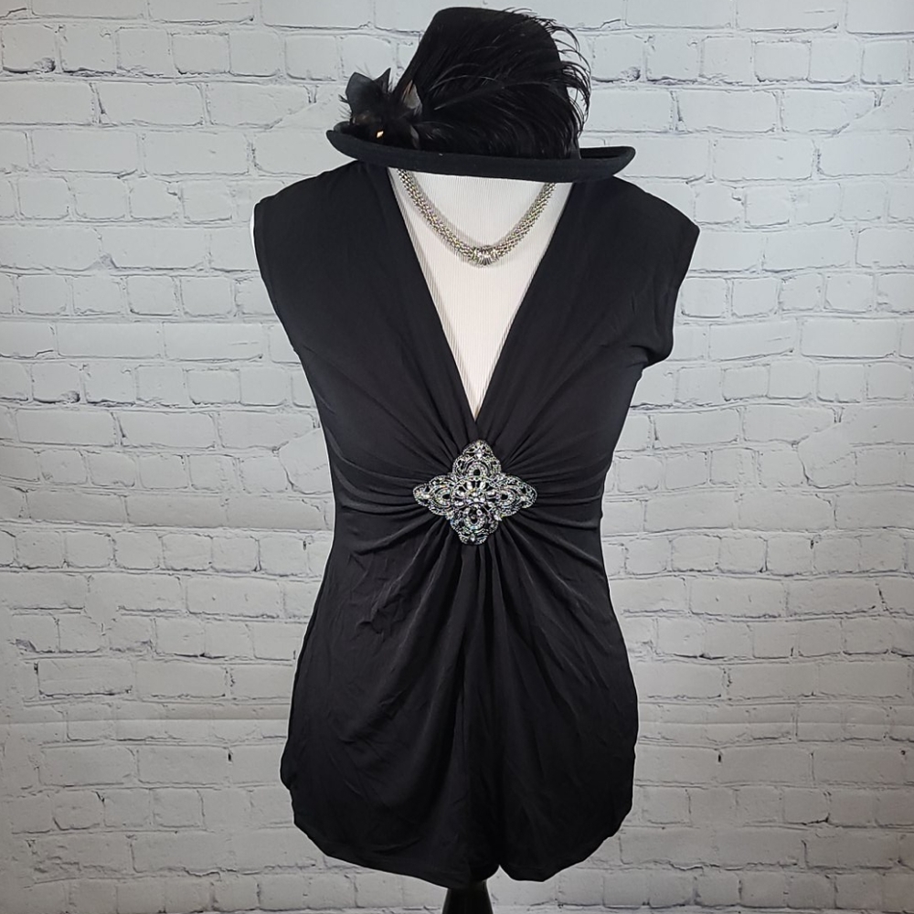 Studio Y Deep V-neck Bling Top. Size Small   B4
